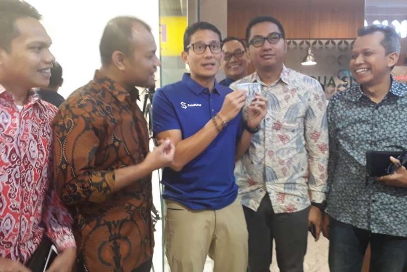 Bakal calon wakil presiden Sandiaga Salahuddin Uno menukarkan sejumlah uang dollar di penukaran uang Dua Sisi, Plaza Senayan, Jakarta, Kamis (6/9).