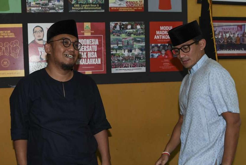 Bakal calon Wakil Presiden Sandiaga Uno (kanan) berbincang dengan Ketua Umum PP Pemuda Muhammadiyah Dahnil Anzar Simanjuntak (kiri) saat berkunjung ke PP Muhammadiyah, Jakarta, Jumat (14/9).