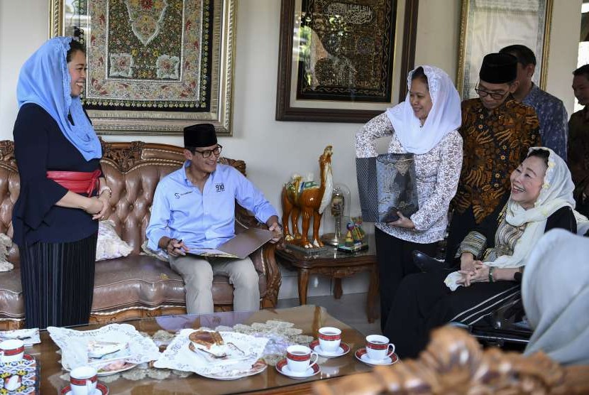 Bakal calon Wakil Presiden Sandiaga Uno (kedua kiri) berbincang dengan Ibu Sinta Nuriyah Wahid (kanan) dan putri kedua Abdurrahman Wahid, Yenny Wahid (tengah) saat berkunjung ke Ciganjur, Jakarta, Senin (10/9).