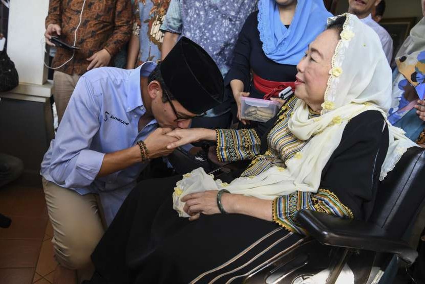 Bakal calon Wakil Presiden Sandiaga Uno (kiri) mencium tangan Ibu Sinta Nuriyah Wahid (kanan) saat berkunjung ke Ciganjur, Jakarta, Senin (10/9).