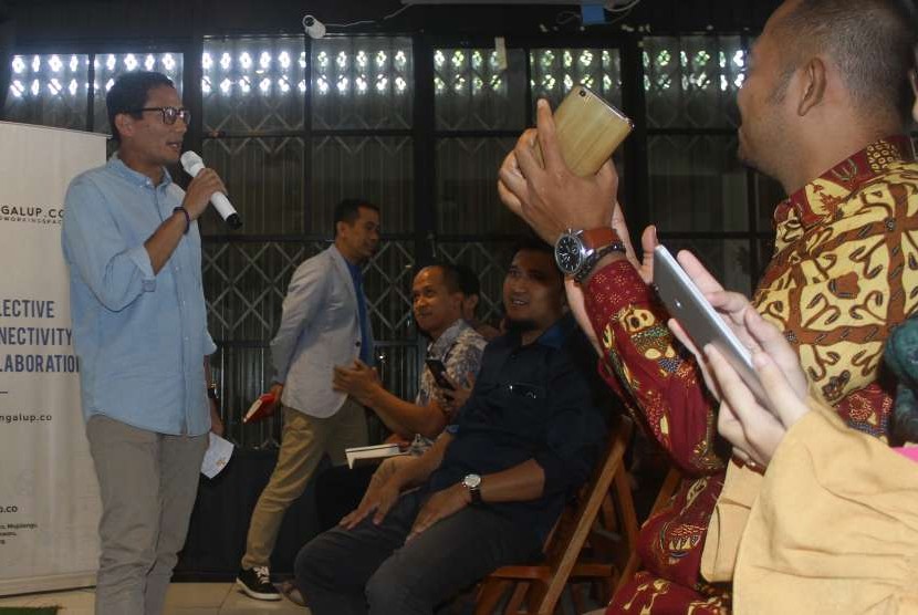 Bakal Calon Wakil Presiden, Sandiaga Uno (kiri) menjadi pembicara dalam Seminar Enterpreneur di Ngalup.Co, Malang, Jawa Timur, Rabu (12/9). 