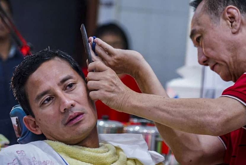Bakal calon Wakil Presiden Sandiaga Uno memotong rambut di pangkas rambut Ko Tang, Glodok, Jakarta, Selasa (11/9).