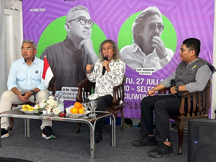 Bakal Calon Wali Kota (Bacawalkot) Bandung dari Partai NasDem Muhammad Farhan berdiskusi dengan budayawan dan komunitas milenial di Kota Bandung