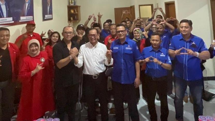  Bakal Calon Wali Kota Bandung Dandan Riza Wardana (tengah) berkepalan tangan dengan Ketua DPC Partai Demokrat Kota Bandung Aan Andi Purnama (kanan) dan Ketua DPC PDIP Kota Bandung Achmad Nugraha (kiri) usai pendatanganan nota kesepahaman di Kota Bandung, Senin (19/8/2024).