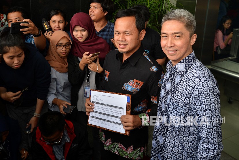 Bakal calon Wali Kota Bogor Bima Arya (kedua kanan) didampingi bakal calon wakil Wali Kota Bogor Dedie A Rachmi memperlihatkan bukti pendaftaran Laporan Harta Kekayaan Penyelenggara Negara (LHKPN) di gedung KPK Jakarta, Jumat (19/1). 