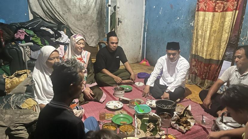 Bakal calon Wali Kota Bogor, Sendi Fardiansya (baju putih), saat sahur di rumah salah seorang warga kurang mampu.