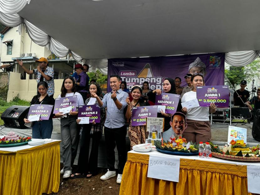 Bakal calon Wali Kota Bogor, Sendi Fardiansya (tengah), saat bersama dengan peserta lomba tumpeng.