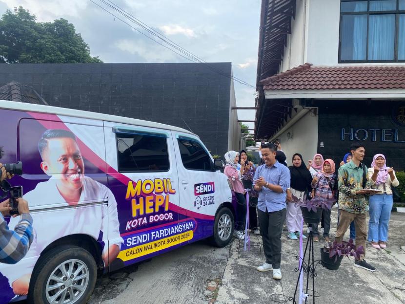 Bakal calon wali kota Bogor, Sendi Fardiansyah, saat meluncurkan MOBIL HEPI, yang bisa digunakan secara gratis untuk warga Bogor.