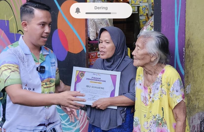 Bakal calon wali kota Bogor, Sendi Fardiansyah, saat memberikan penghargaan d Mak Nonong sebagai  Kartini masa kini.