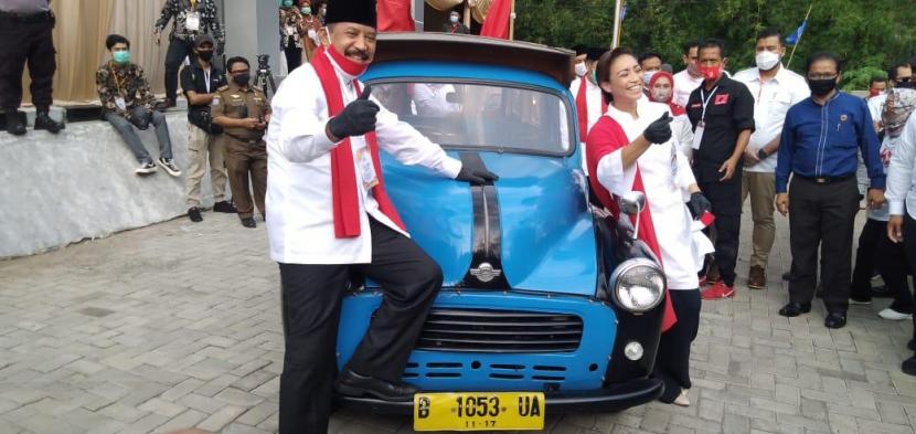Bakal calon wali kota dan wakil wali kota Tangerang Selatan Muhamad-Rahayu Saraswati menjadi yang pertama mendaftar di Pilkada Kota Tangsel. Pasangan calon ini kemudian datang menggunakan oplet biru dengan iring-iringan konvoi motor, Jumat (4/9)