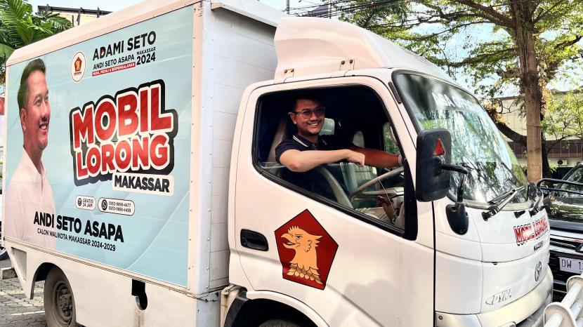 Bakal calon wali kota Makassar Andi Seto Asapa, saat meluncurkan Mobil Lorong.  Kendaraan ini diadakan untuk melayani warga secara gratis selama 24 jam..
