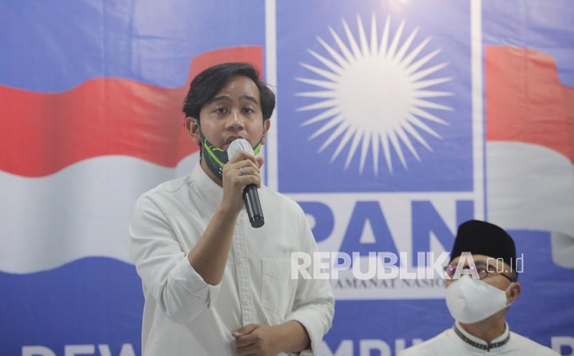 Bakal Calon Wali Kota Solo, Gibran Rakabuming Raka (kiri), bersama Ketua Umum Partai Amanat Nasional (PAN) Zulkifli Hasan (kanan) memberikan keterangan kepada wartawan saat pemberian berkas dukungan dari Partai Amanat Nasional (PAN) di Komplek Widya Chandra, Jakarta, Rabu (12/8/2020). Kunjungan Gibran dan Teguh dalam rangka bersilaturahmi dan meminta dukungan PAN atas pencalonan mereka maju dalam Pilwalkot Solo Desember mendatang.