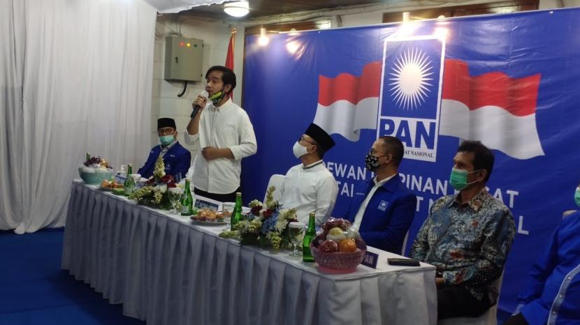 Bakal Calon Wali Kota Solo Gibran Rakabuming Raka menerima dukungan dari PAN untuk maju di Pilkada serentak Solo 2020 mendatang di rumah dinas wakil ketua MPR Zulkifli Hasan, Widya Chandra, Jakarta, Rabu (12/8). 