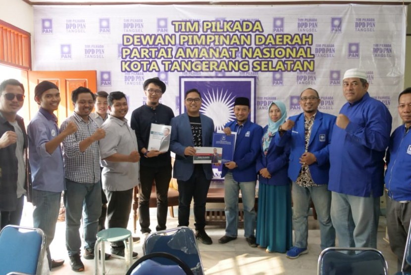 Bakal calon wali kota Tangerang Selatan Fahd Pahdepie mantap mengembalikan formulir pendaftaran konvensi Partai Amanat Nasional (PAN), Tangerang Selatan, Ahad (3/11).