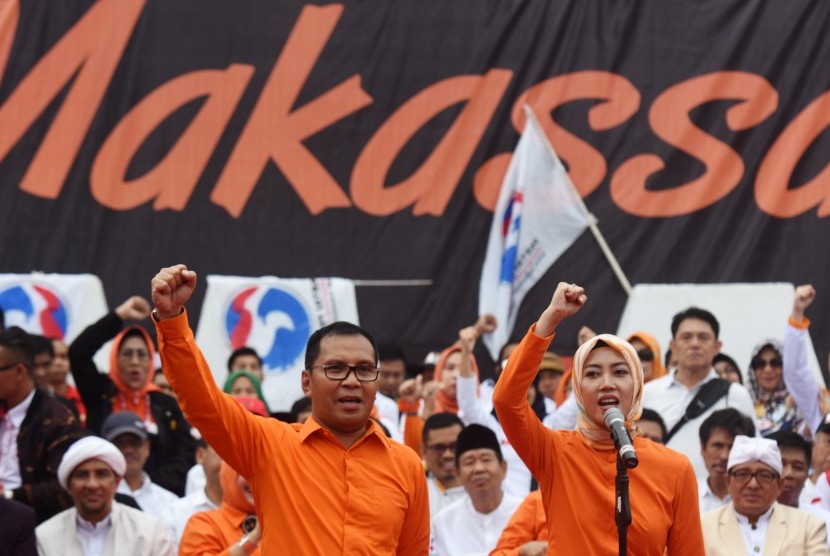 Bakal calon walikota-Wakil Walikota Makassar Mohammad Ramdhan Pomanto (kiri) - Indira Mulyasari (kanan) meneriakkan 'yel-yel' saat deklarasi bakal calon (balon) Wali Kota dan Wakil Wali Kota Makassar Pilwalkot 2018, di Anjungan Pantai Losari Makassar, Sulawesi Selatan, Rabu (22/11). 