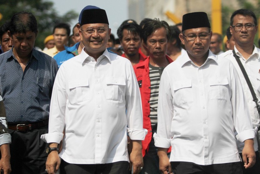 Bakal calon Walikota - Wakil Walikota Medan Dzulmi Eldin (kiri) Akhyar Nasution (kanan) berjalan ketika akan mendaftar ke KPU Medan, Sumatera Utara, Senin (27/7). 