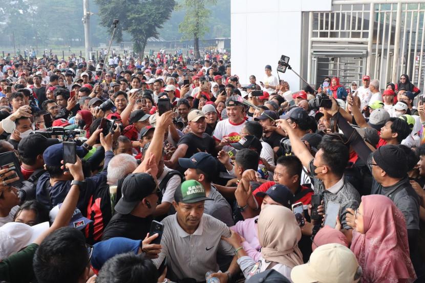 Bakal capres Ganjar Pranowo di antara massa saat kegiatan lari santai di kawasan Gelora Bung Karno (GBK), Jakarta, Ahad (30/4/2023).