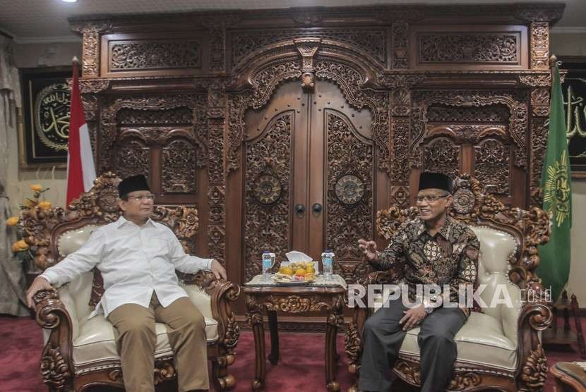 Bakal Capres Prabowo Subianto (kiri) berbincang dengan Ketua PP Muhammadiyah Haedar Nashir (kanan) saat melakukan pertemuan di gedung PP Muhammadiyah, Jakarta, Senin (13/8). 