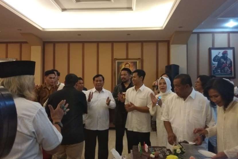 Bakal capres Prabowo Subianto, saat menghadiri perayaan ulang tahun ke-66, Jenderal (Purn) Djoko Santoso, di Cipayung, Jakarta Timur, Sabtu (8/9). Dalam kesempatan itu, Prabowo sempat menyinggung soal pelemahan nilai tukar rupiah. 