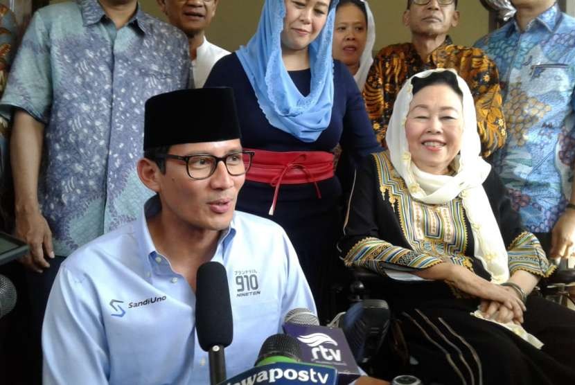 Bakal cawapres Sandiaga Uno bersilaturahim ke kediaman almarhum Presiden Keempat Abdurrahman Wahid (Gus Dur), di Jagakarsa, Jakarta Selatan, Senin (10/9). Kedatangan Sandiaga disambut oleh anak Gus Dur Yenny Wahid dan istri Gus Dur Sinta Nuriyah.