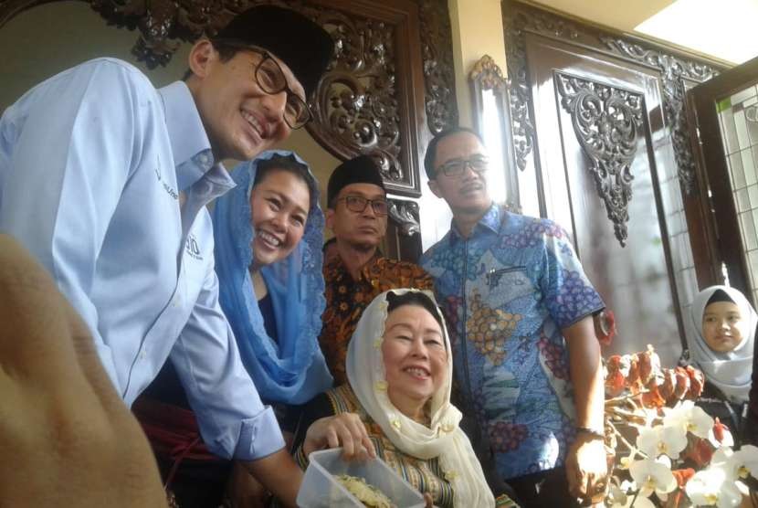  Vice presidential candidate Sandiaga Uno visits wife of the late Indonesian fourth president Abdurrahman Wahid (Gus Dur), Shinta Nuriyah Wahid at Jagakarsa, South Jakarta, Monday (Sept 10). 