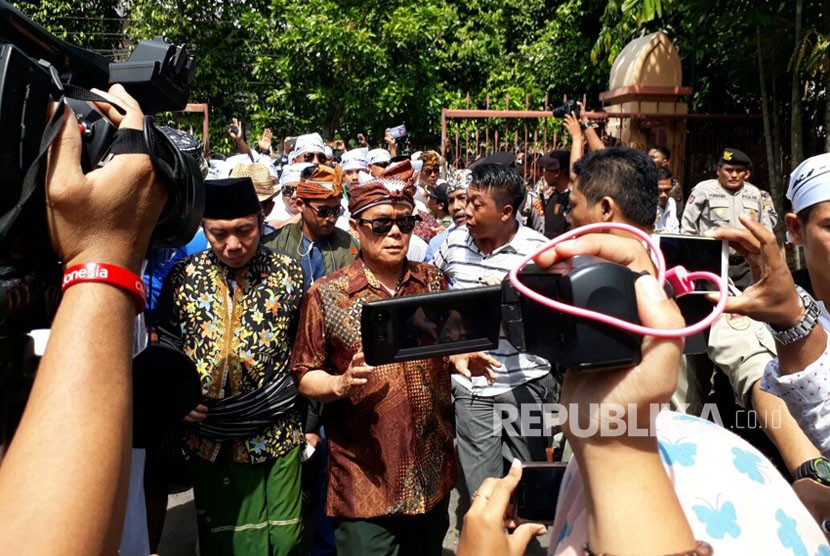 Bakal pasangan calon Ali Bin Dahlan dan Lalu Gede Sakti mendaftar ke Komisi Pemilihan Umum (KPU) NTB pada Senin (8/1). Pasangan yang berasal dari jalur perseorangan merupakan pasangan pertama yang mendaftar di KPU NTB untuk Pilgub NTB 2018.