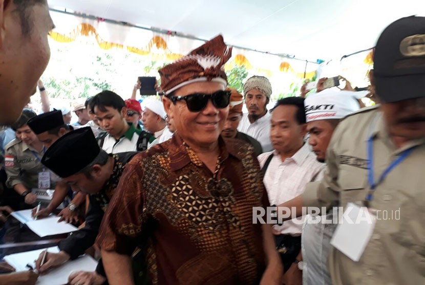 Bakal pasangan calon Ali Bin Dahlan dan Lalu Gede Sakti mendaftar ke Komisi Pemilihan Umum (KPU) NTB pada Senin (8/1). Pasangan yang berasal dari jalur perseorangan merupakan pasangan pertama yang mendaftar di KPU NTB untuk Pilgub NTB 2018.