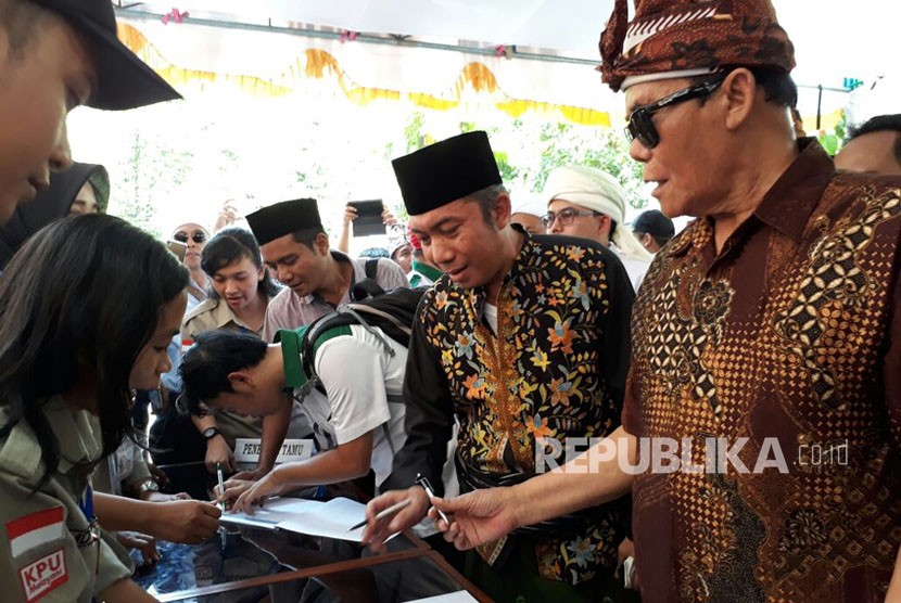 Bakal pasangan calon Ali Bin Dahlan dan Lalu Gede Sakti mendaftar ke Komisi Pemilihan Umum (KPU) NTB pada Senin (8/1). Pasangan yang berasal dari jalur perseorangan merupakan pasangan pertama yang mendaftar di KPU NTB untuk Pilgub NTB 2018.