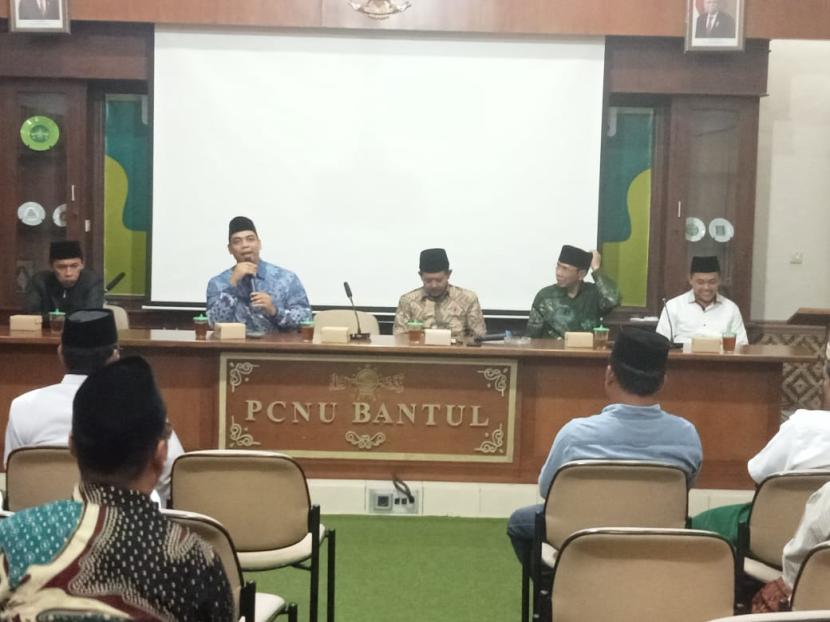 Bakal pasangan calon bupati dan wakil bupati Joko B Purnomo dan Rony Wijaya Indra Gunawan (Joko-Rony) bersilaturahim ke pengurus Cabang Nahdlatul Ulama (PCNU) Kabupaten Bantul Daerah Istimewa Yogyakarta, Ahad (1/9/2024). Hal itu dilakukan untuk memohon doa restu agar bisa mengikuti tahapan proses Pilkada 2024 secara aman dan damai.