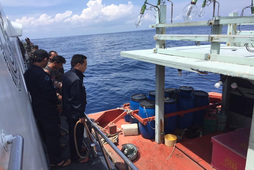 Patrol boat Hiu Macan intercepted five foreign fishing vessels from Vietnam that had trespassed into Indonesian EEZ in Natuna. (Illustration)