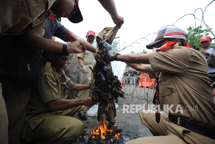 Ribuan Perangkat Desa Demo Tagih Janji Diangkat Jadi Pns Republika Online 