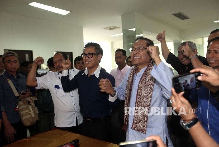 Bakal Calon Gubernur DKI Jakarta Rizal Ramli didampingi Ketua DPW PAN DKI Jakarta Eko Patrio berfoto bersama usai memberikan keterangan pers usai melakukan pertemuan tertutup di Kantor Ekomando, Jakarta, Selasa (13/9).