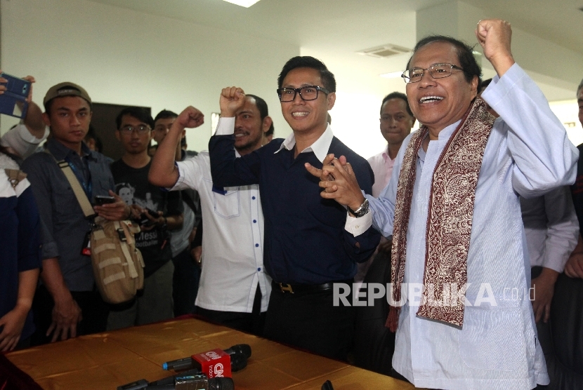 Bakl Calon Gubernur DKI Jakarta Rizal Ramli didampingi Ketua DPW PAN DKI Jakarta Eko Patrio berfoto bersama usai memberikan keterangan pers usai melakukan pertemuan tertutup di Kantor Ekomando, Jakarta, Selasa (13/9).