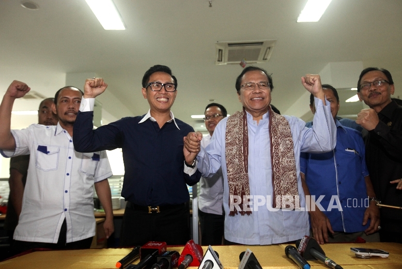 Bakal Calon Gubernur DKI Jakarta Rizal Ramli didampingi Ketua DPW PAN DKI Jakarta Eko Patrio berfoto bersama usai memberikan keterangan pers usai melakukan pertemuan tertutup di Kantor Ekomando, Jakarta, Selasa (13/9).