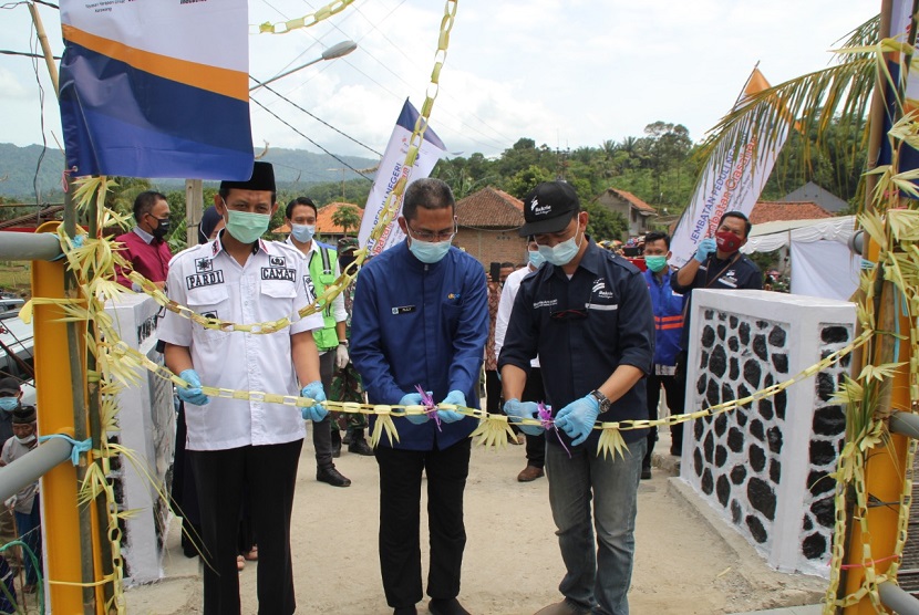 Bakrie Amanah dan DT Peduli melalui program Jembatan Peduli Negeri menggelar peresmian pembangunan  Jembatan Ciasahan di Desa Sukamaju Kecamatan Cigudeg Kabupaten Bogor Jawa Barat. 