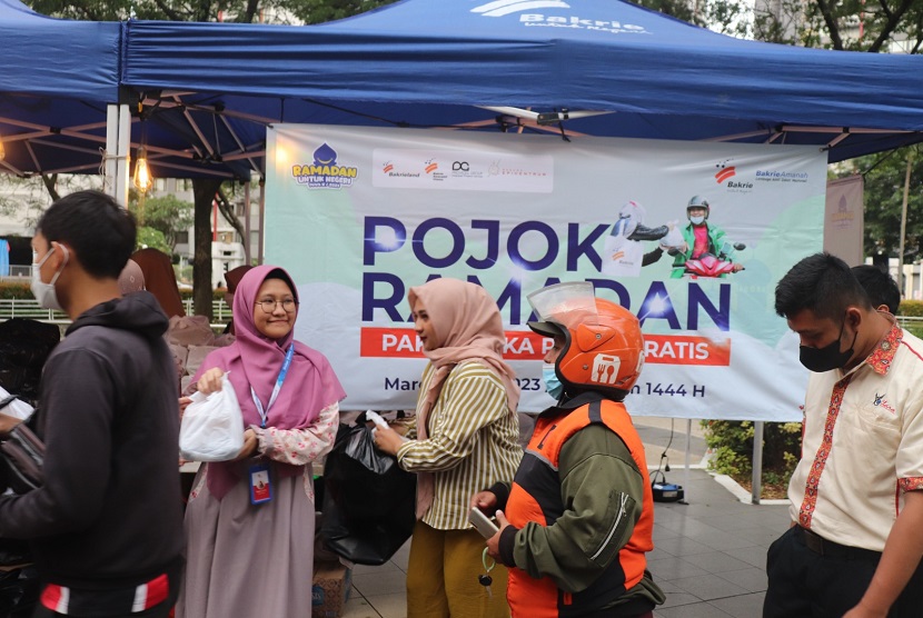 Bakrie Amanah kembali menggelar event Pojok Ramadan di Kawasan Rasuna Epicentrum pada Jumat (31/3/2023). Kegiatan ini merupakan salah satu program utama Bakrie Amanah di bulan Ramadan dengan membagikan paket buka puasa kepada para pejalanan kaki, pengendara motor dan masyarakat yang melintas.