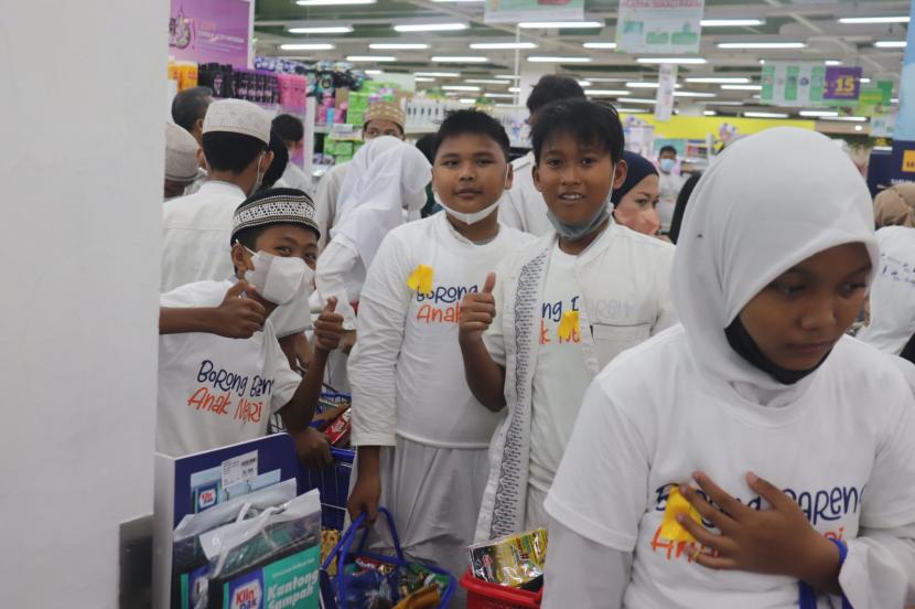 Bakrie Amanah melaksanakan program belanja bersama dengan anak yatim dhuafa dengan nama program Borong Bareng Anak Negeri.