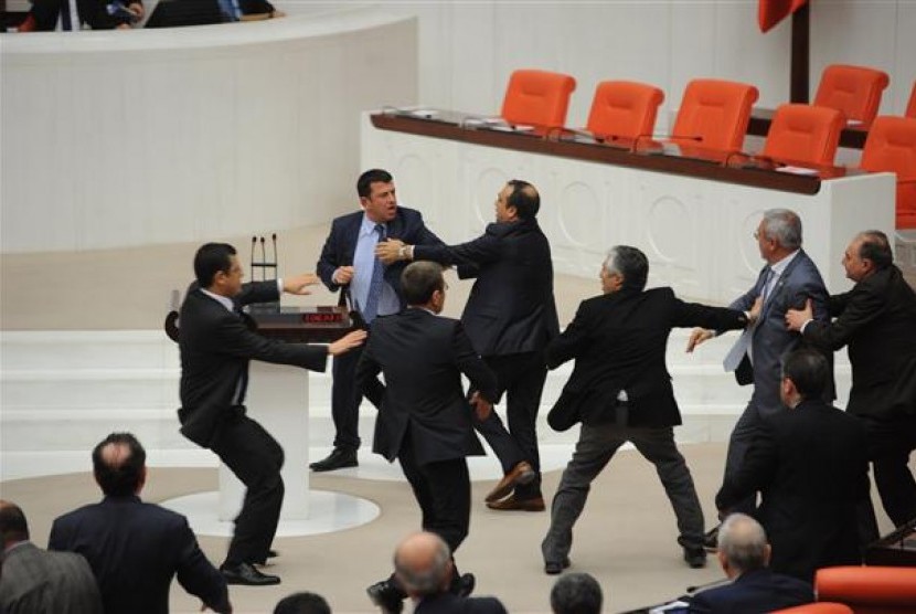 Baku hantam di Parlemen Turki