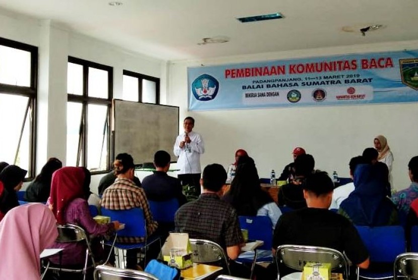 Balai Bahasa Provinsi Sumatra Barat melakukan pembinaan komunitas baca untuk pegiat-pegiat komunitas baca di Kota Padang Panjang, Selasa (12/3).