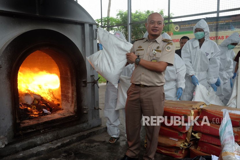 Balai Besar Karantina Pertanian Soekarno Hatta memusnahkan media pembawa Organisme Pengganggu Tumbuhan Karantina (OPTK) Golongan A1 dengan incenerator, Selasa (6/3).