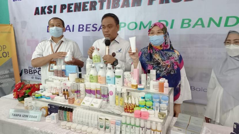 Balai Besar Pengawasan Obat dan Makanan (BPOM) Bandung melakukan penertiban kosmetik ilegal, tanpa izin edar, kedaluwarsa dan mengandung bahan berbahaya di 8 kabupaten dan kota di Provinsi Jawa Barat. Hasilnya, produk yang berhasil diamankan 3.826 item dari 183 jenis produk.