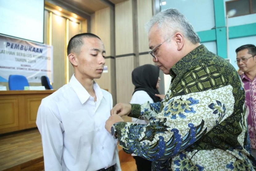 Balai Besar Pengembangan Latihan Kerja Bandung (BBPLK Bandung) bekerja sama dengan PT. Mitsubishi  Motors Krama Yudha Sales Indonesia (PT. MMKSI) membuka Pelatihan Berbasis Kompetensi (PBK) di bidang pelatihan otomotif.