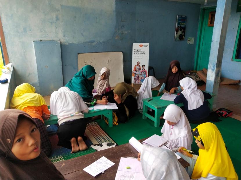 Balai Inspirasi di Desa Kedungumpul, Kecamatan Kandangan mengadakan pelatihan bahasa Inggris pada Kamis (12/11).