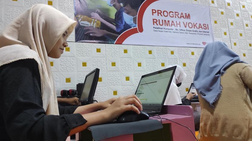 Balai Inspirasi Rumah Zakat terus memberikan wawasan untuk remaja agar bermanfaat bagi semua orang dengan mengikuti pelatihan komputer di Desa Negeri Sakti, Kecamatan Gedung Tataan, Kabupaten Pesawaran, Lampung, Senin (20/6/2022).