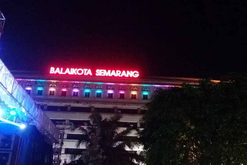 Balai Kota Semarang lebih semarak dengan lampu warna-warni dari Philips.