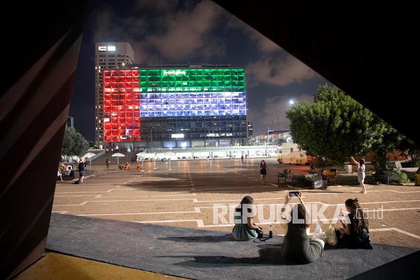 Balai Kota Tel Aviv diterangi dengan bendera Uni Emirat Arab dan Israel saat kedua negara mengumumkan akan menjalin hubungan diplomatik penuh, di Tel Aviv, Israel, Kamis (13/8/2020). 
