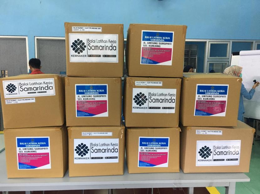 Balai Latihan Kerja (BLK) Samarinda menyerahkan bantuan Alat Pelindung Diri (APD) berupa 200 set baju hazmat kepada Ikatan Dokter Indonesia (IDI) Cabang Samarinda.