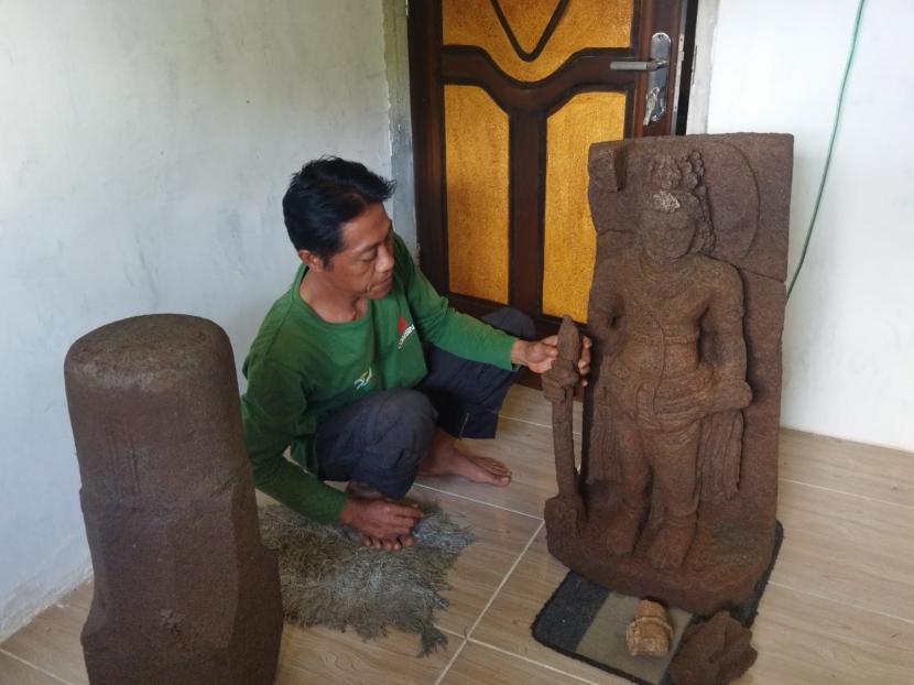  Balai Pelestarian Cagar Budaya (BPCB) Jawa Timur (Jatim) menemukan arca di Situs Srigading, Lawang, Kabupaten Malang, Rabu (23/2/2022). 