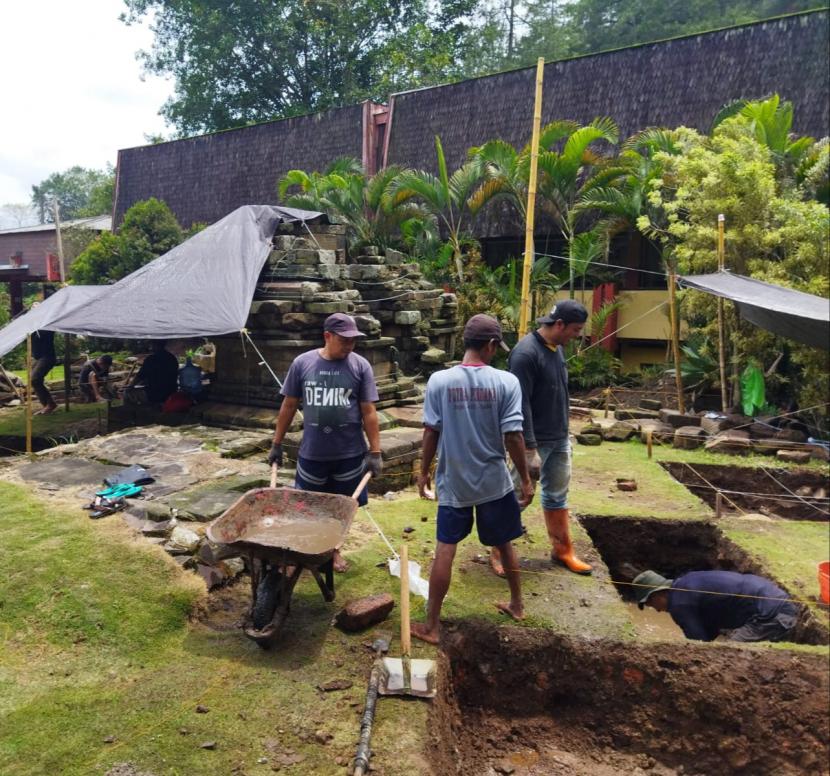  Balai Pelestarian Cagar Budaya (BPCB) Provinsi Jawa Timur mengadakan ekskavasi di Candi Songgoriti, Kota Batu, Rabu (17/11).