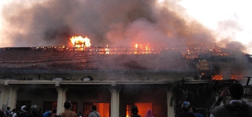 Balai Pemuda terbakar, Selasa (20/9). Gedung yang berdiri pada 1907 dengan nama De Simpangsche Societeit tersebut, merupakan gedung bersejarah dan masuk dalam cagar budaya Kota Surabaya. 